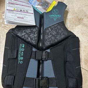Black and teal cute H/L Hyperlite S/P women’s Life Vest. NWT